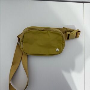 Lululemon Everywhere Belted Bag